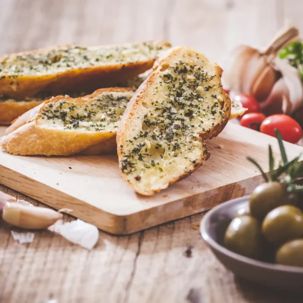 Petrezselymes vajjal kent pirítós fadeszkán