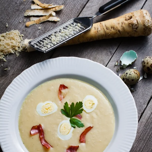 Tányér tormakrémleves szalonnával és tojással tálalva