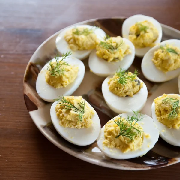 Töltött tojások tányéron