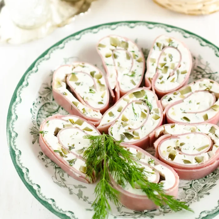 Húsvéti sonkatekercs tormakrémmel töltve tányéron, friss kaporral tálalva