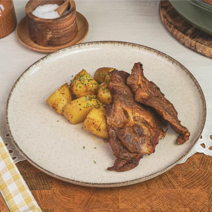 Mustárral pácolt sült tarja tányéron krumpli körettel