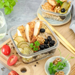 Könnyű csirkés ebéd meal-prep dobozban, salátával tálalva