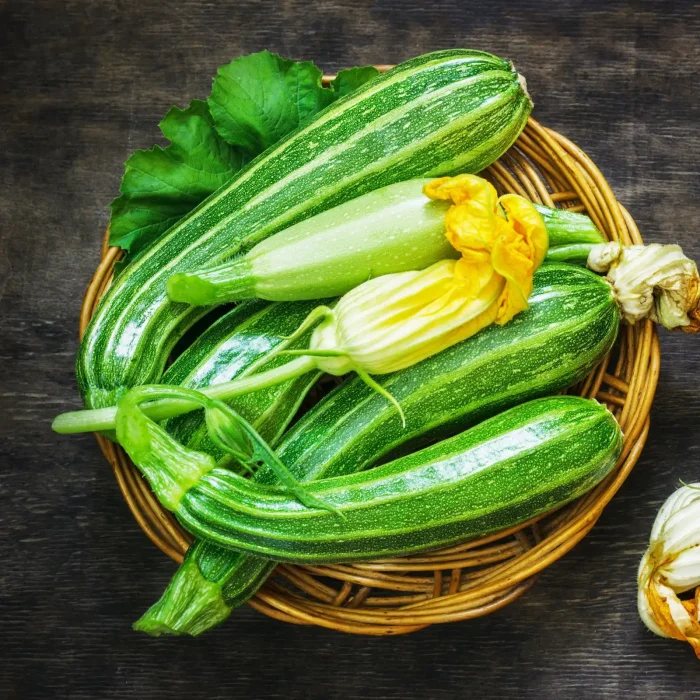 Friss zsenge cukkinik egy tálban