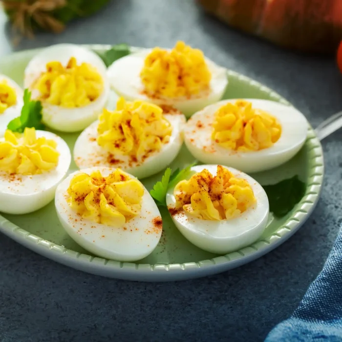 Paprikával szórt töltött tojás zöld tányéron