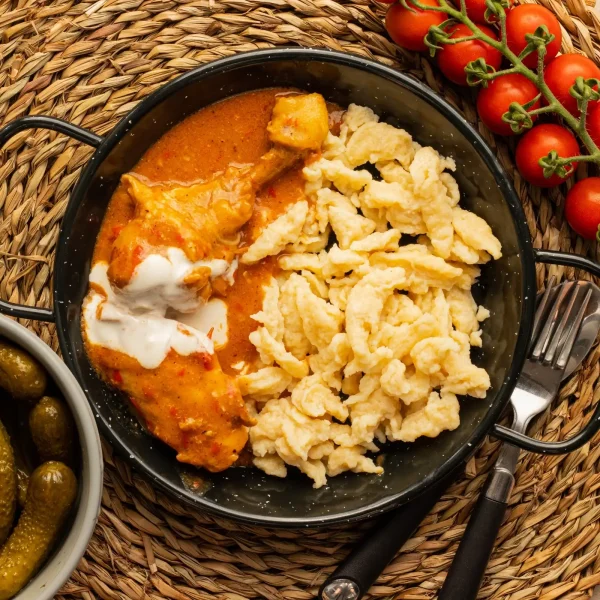 Csirkepaprikás galuskával fekete serpenyőben
