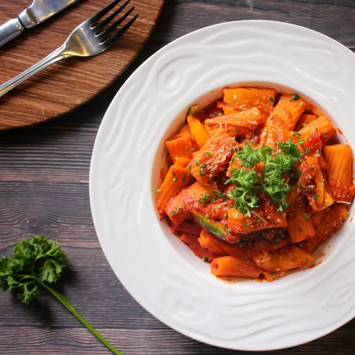 Paradicsomos tészta fehér tányérban felülnézetből