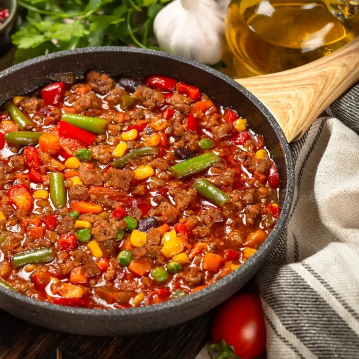 paprikás, darált húsos zöldbabos zöldséges egytálétel serpenyőben