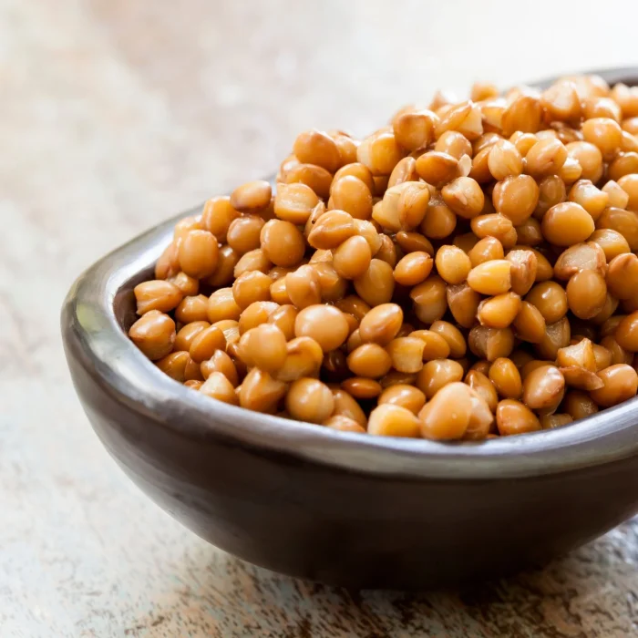 Sárgalencse egy barna tálban