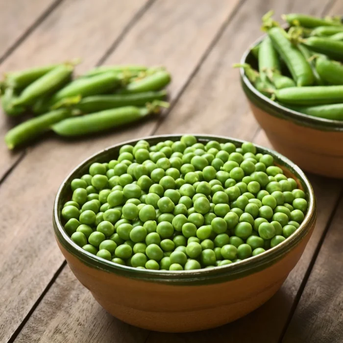 Nyers friss zöldborsó egy barna tálban