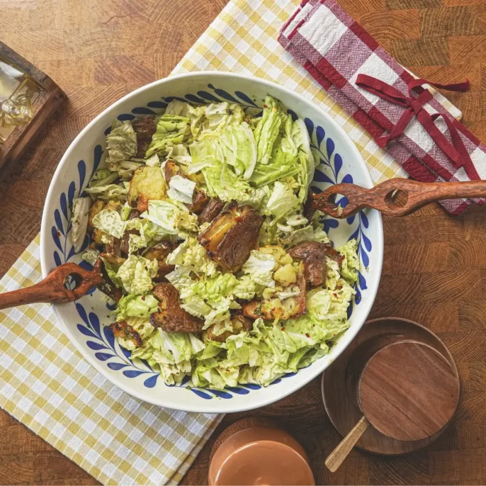 Zöldsaláta pirított kenyérkockákkal tányérban felülnézetből