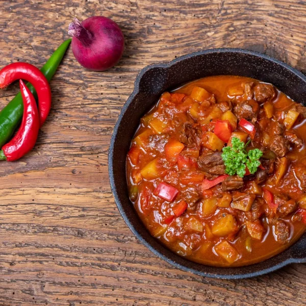 gulyás jellegű egytálétel fekete lábosban