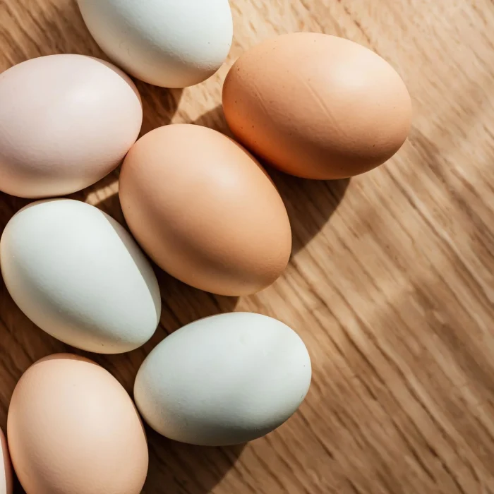 Egész tojások fa asztalon