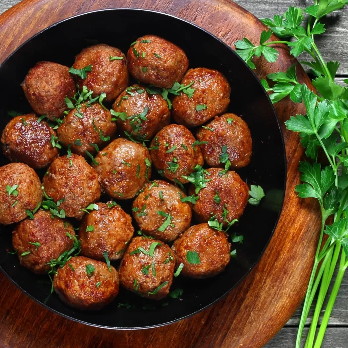 Húsgombócok vas serpenyőben