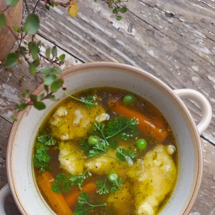 Galuskás zöldségleves tányérban felülnézetből