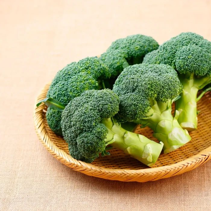 Friss nyers brokkoli rózsákra szedve barna tálon