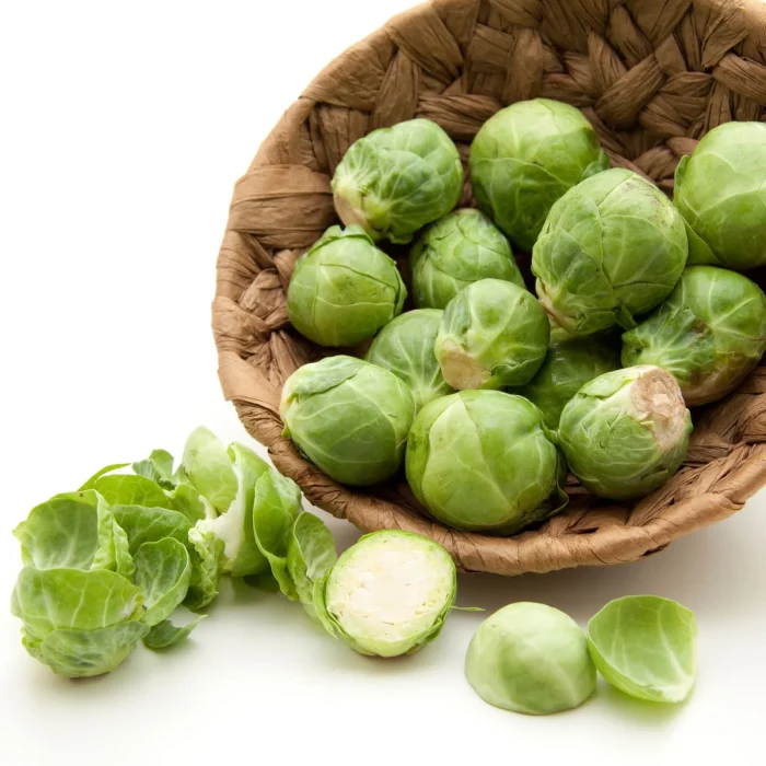 Friss nyers kelbimbó barna tálban