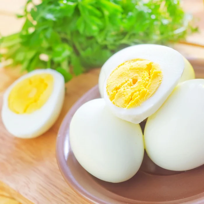 Félbevágott főtt tojások egy tányéron