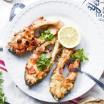 Mandulabundás pontypatkó félbevágott citrommal tálalva tányéron, ünnepi asztalon