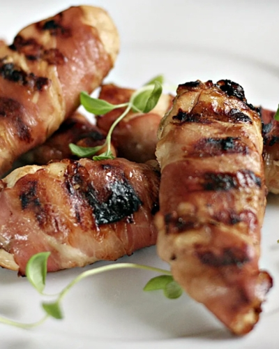 Mézzel pácolt, sonkába tekert grillezett csirke