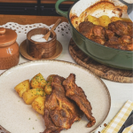 Tepsis mustáros tarja sült krumplival tányéron tálalva