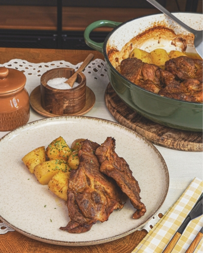 Tepsis mustáros tarja sült krumplival tányéron tálalva