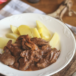 Resztelt máj főtt krumplival tányéron tálalva