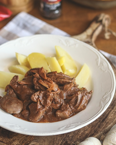 Resztelt máj főtt krumplival tányéron tálalva