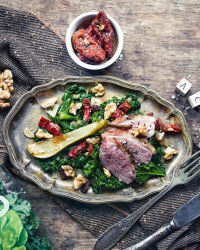 Sült kacsa körtével és fodros kellel tálcán tálalva zöldségekkel