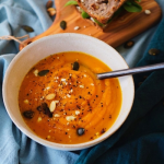 Sütőtök krémleves pirított tökmagokkal tálalva