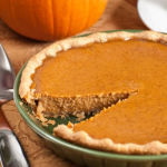 Sütőtökös pite asztalon sütőtökkel