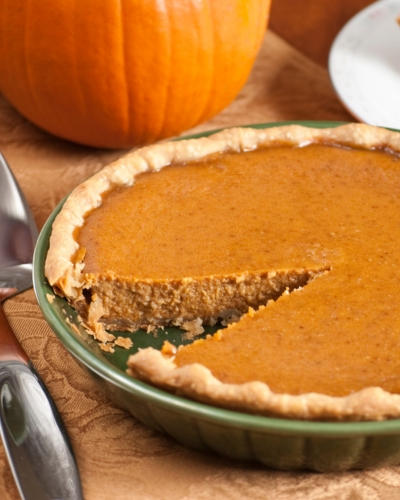 Sütőtökös pite asztalon sütőtökkel