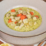 Tárkonyos csirkeraguleves mélytányérban csirkével, tárkonnyal, répával