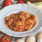 Tojásos lecsó magyaros fogás tányérban