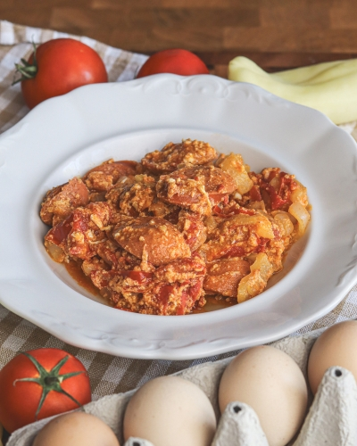 Tojásos lecsó magyaros fogás tányérban