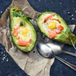 Tojással és sonkával töltött két dara sült avokádó félbevágva
