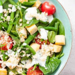Quinoás-tofus zöldbabos saláta