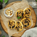 Zöldfűszeres csiga fa deszkán fokhagyma savanyúsággal