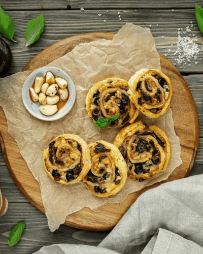 Zöldfűszeres csiga fa deszkán fokhagyma savanyúsággal