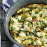 Zöldspárgás omlett feta sajttal serpenyőben tálalva