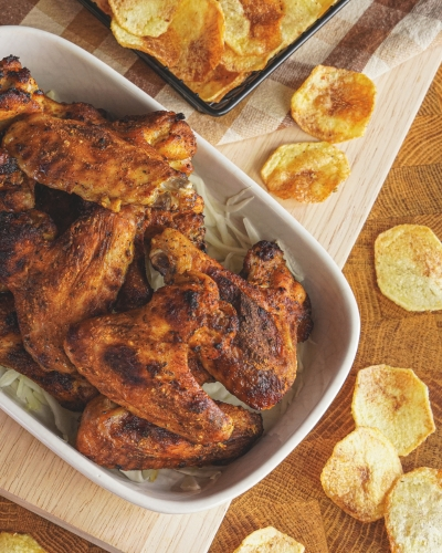 Fűszeres csirkeszárnyak és krumpli chips