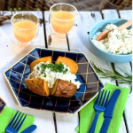 Grillezett burgonya tejszínes túróval tányéron narancslével