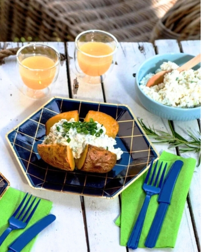 Grillezett burgonya tejszínes túróval tányéron narancslével