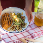 Grillezett csirkemell cukkinisalátával