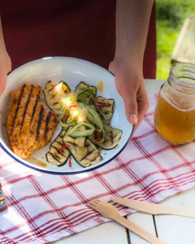 Grillezett csirkemell cukkinisalátával