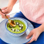 Kéksajtos zöldborsókrémleves tányérban