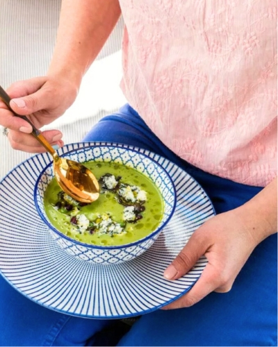 Kéksajtos zöldborsókrémleves tányérban