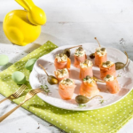 Lazactekercs tojással és kapribogyóval tányéron, húsvéti ünnepi asztalon húsvéti nyuszi dísszel