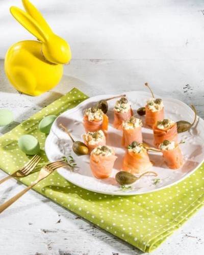 Lazactekercs tojással és kapribogyóval tányéron, húsvéti ünnepi asztalon húsvéti nyuszi dísszel