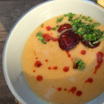 Babkrémleves sült kolbásszal