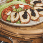 Baconbe tekert szilvás csirke